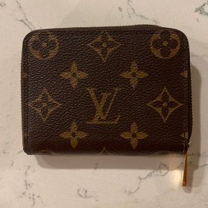 Louis Vuitton Zippy Coin Purse. Great condition. Date code shown in last pic.